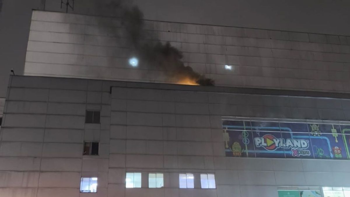 El incendio se propagó en el segundo piso del recinto.