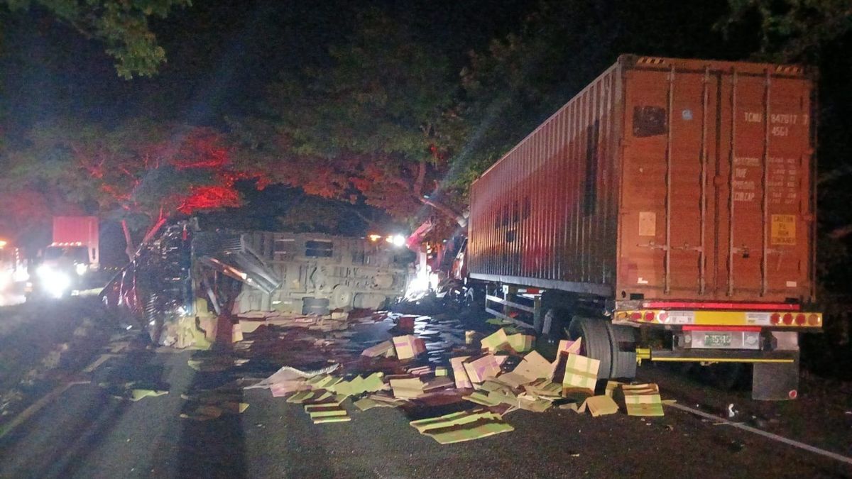 El concesionario Vía Sumapaz, encargado del corredor vial, informó que el cierre de la calzada se registra en el sentido Girardot–Bogotá, en el sector variante Girardot, jurisdicción de Flandes.