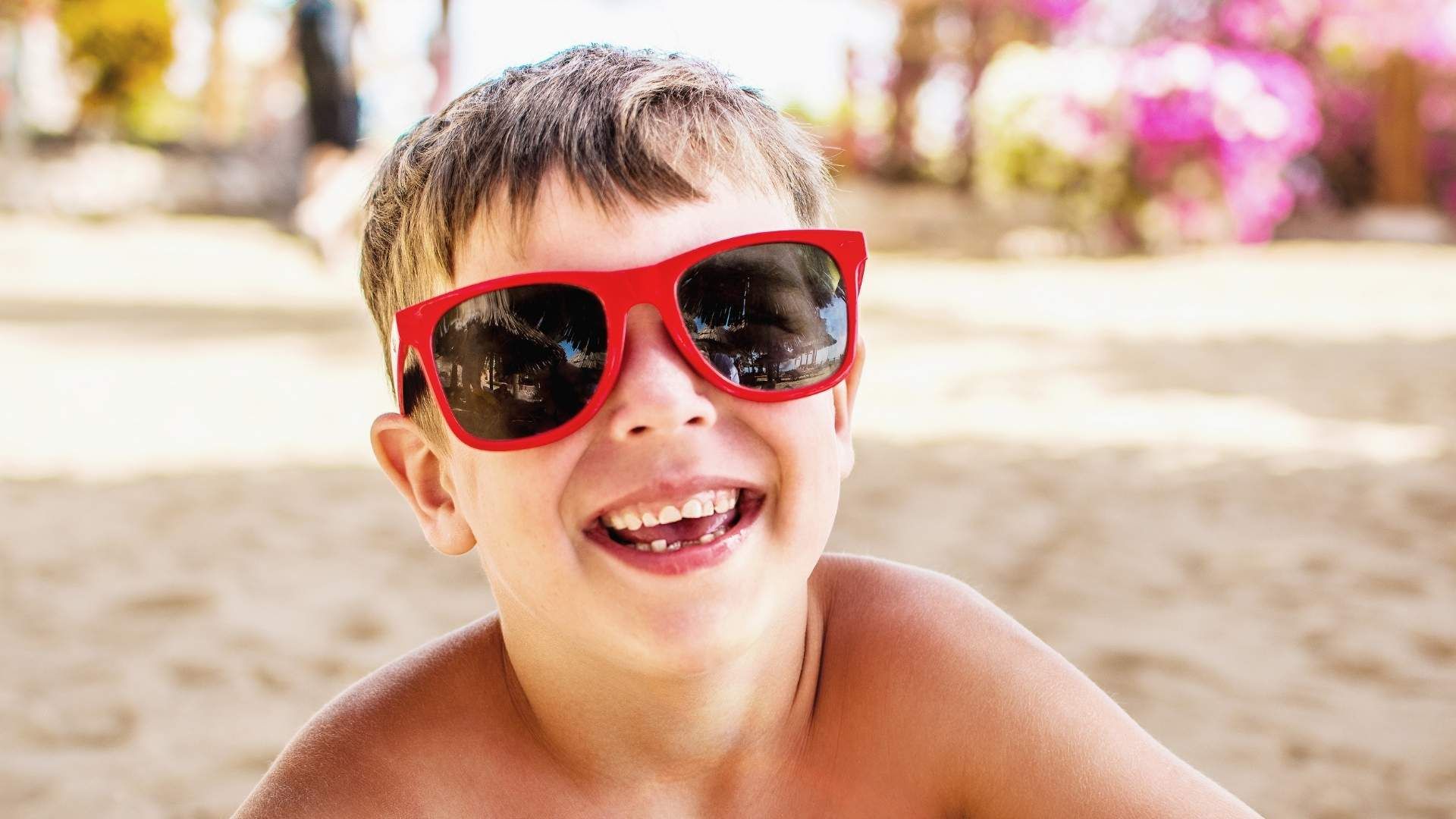 Optómetras explican cómo proteger la salud visual de niños y adultos en vacaciones.