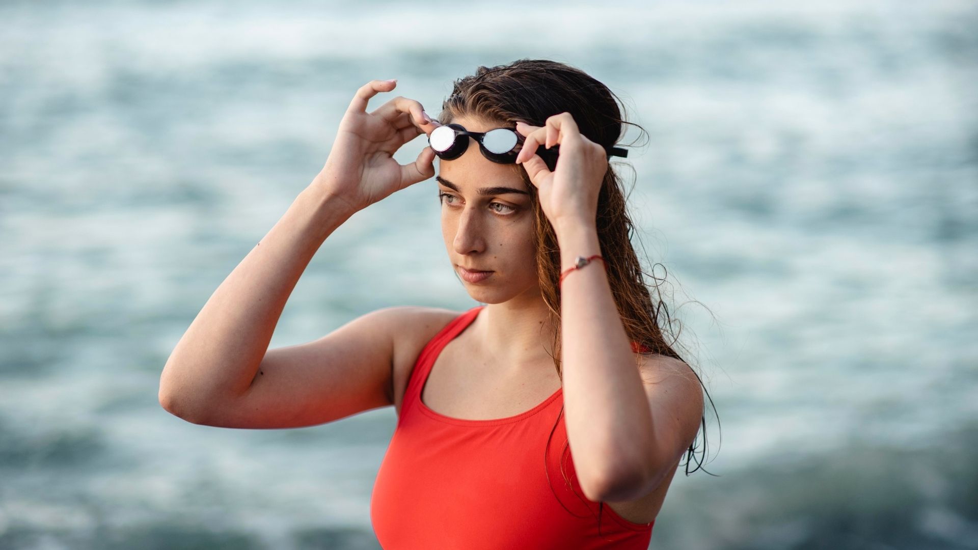 Riesgos de exposición solar y pantallas afectan la salud visual durante las vacaciones.