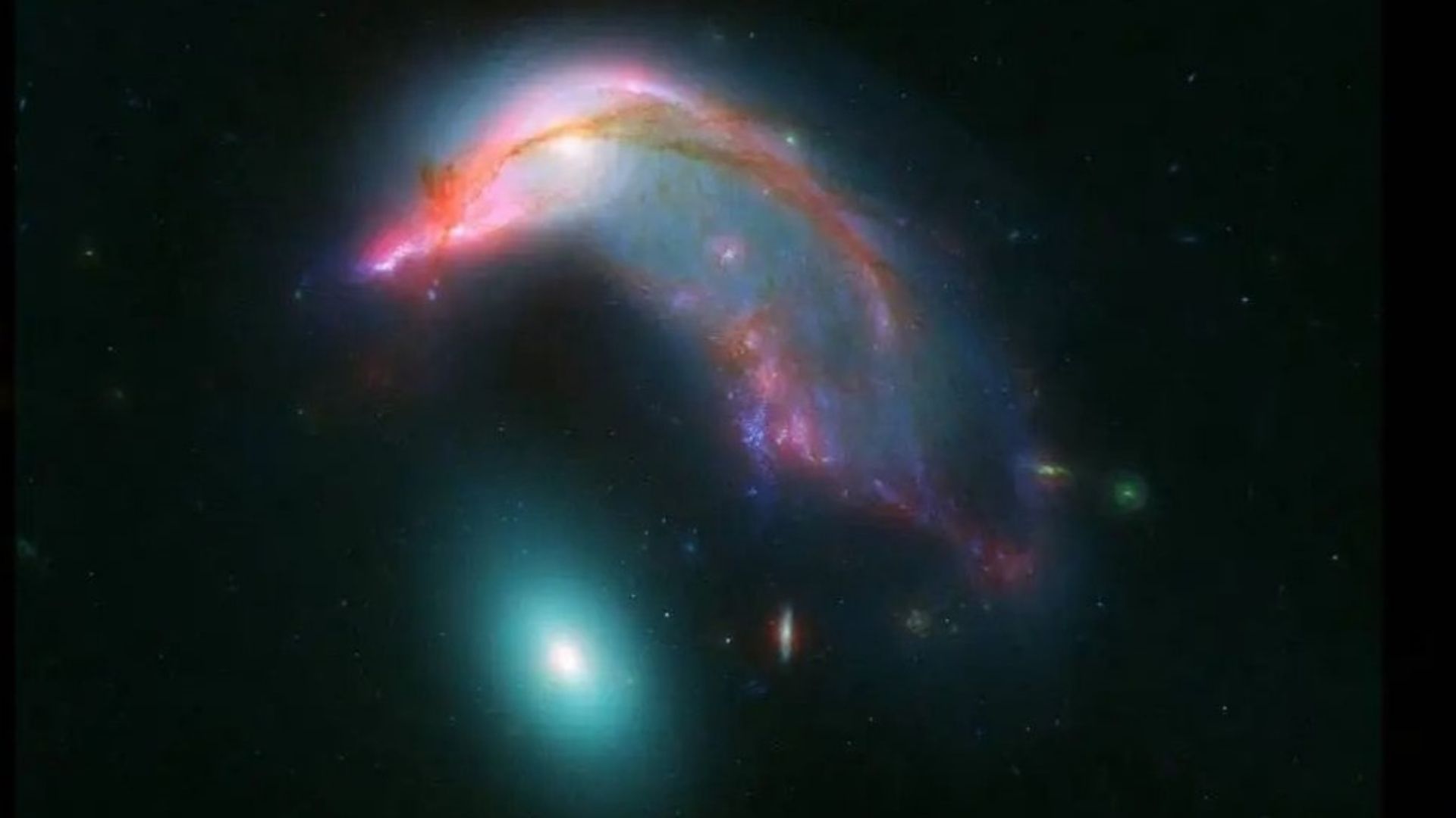 La NASA publicó imágenes de Arp 142, dos galaxias en danza cósmica.
