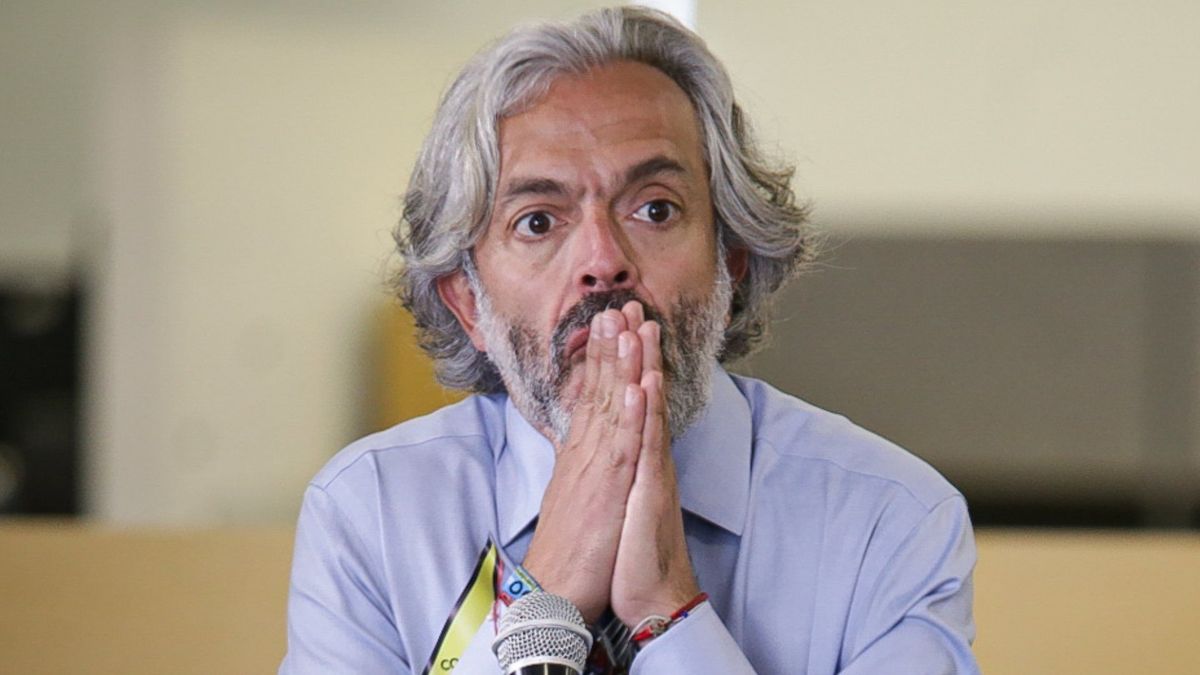 Juan Daniel Oviedo presentó firmas ante la Registraduría para su precandidatura de cara a las presidenciales 2026