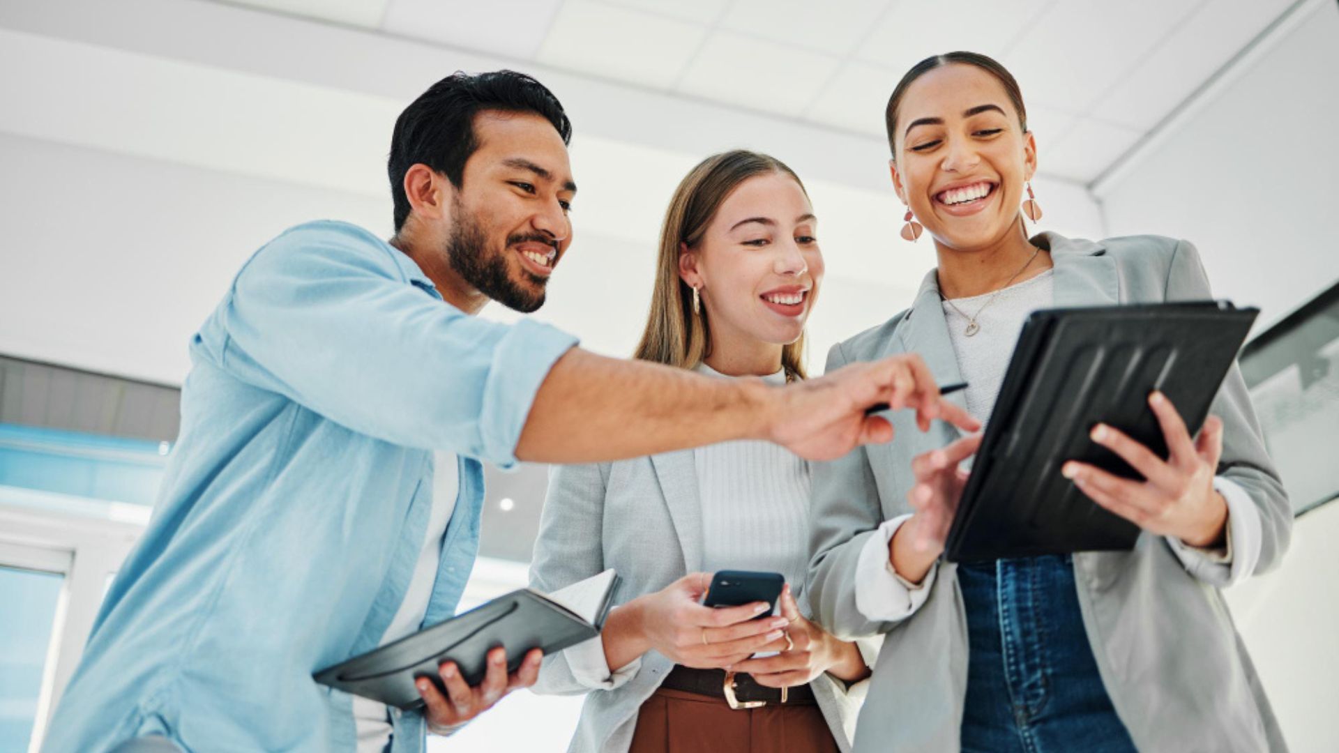 El valor del salario mínimo no se define de manera automática. 