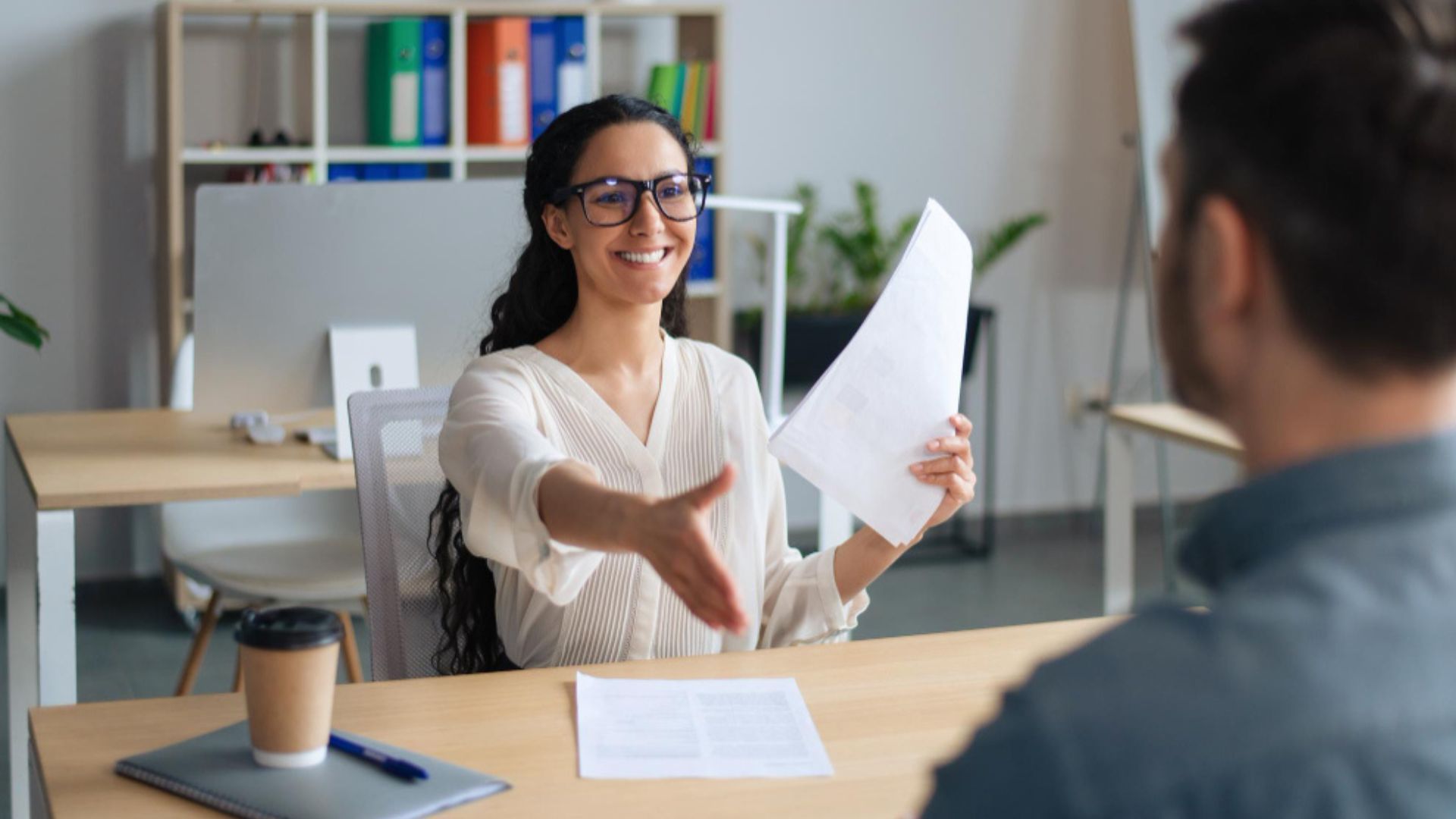 En el inicio de la negociación, las centrales obreras han planteado un incremento del 16 % tanto para el salario mínimo como para el auxilio de transporte. 