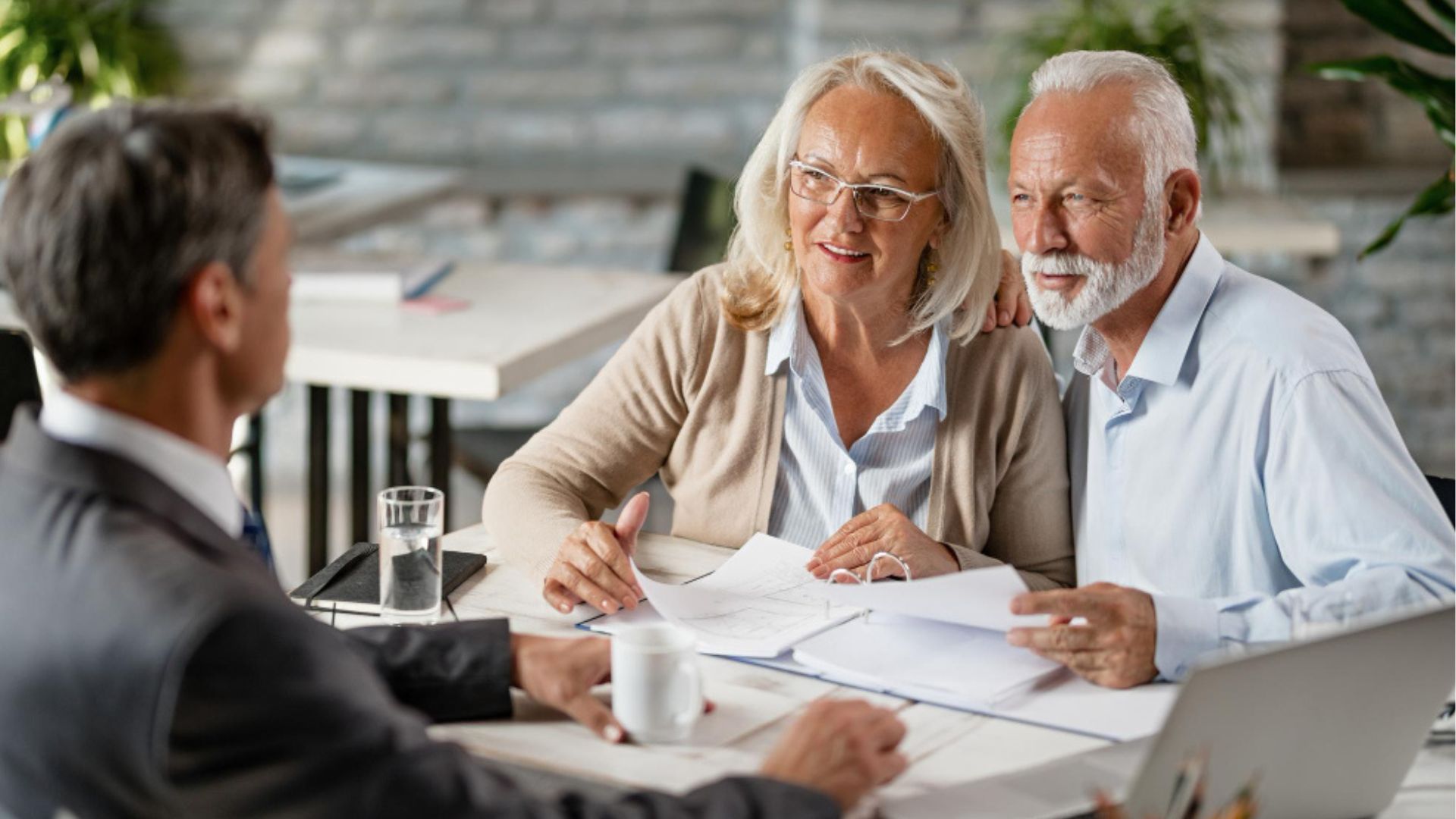 En varios casos, estas personas pueden estar cobijadas bajo el Acuerdo 049 de 1990, consagrado en el Decreto 758 del mismo año.
