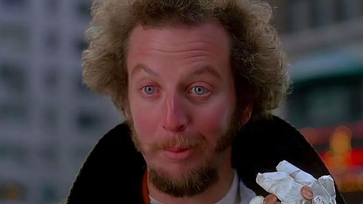 Daniel Stern en su taller de escultura en Ventura, California, donde desarrolla su trabajo artístico y comparte procesos en redes sociales.