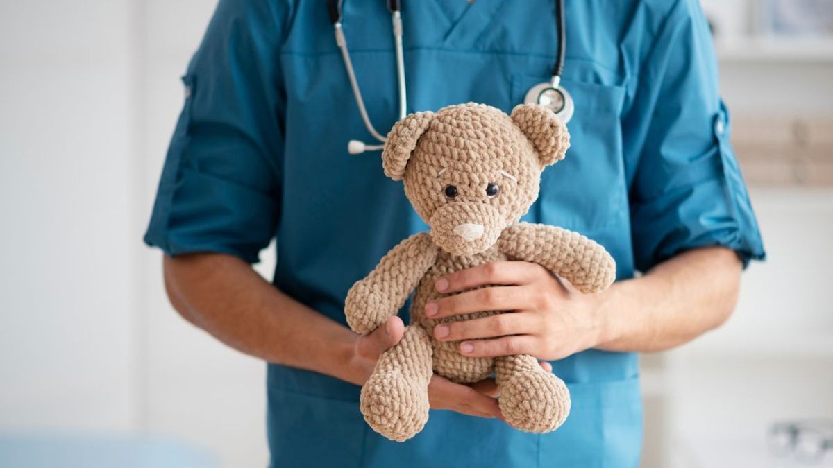 Los profesionales de la salud indican la importancia de atender a los menores de edad.