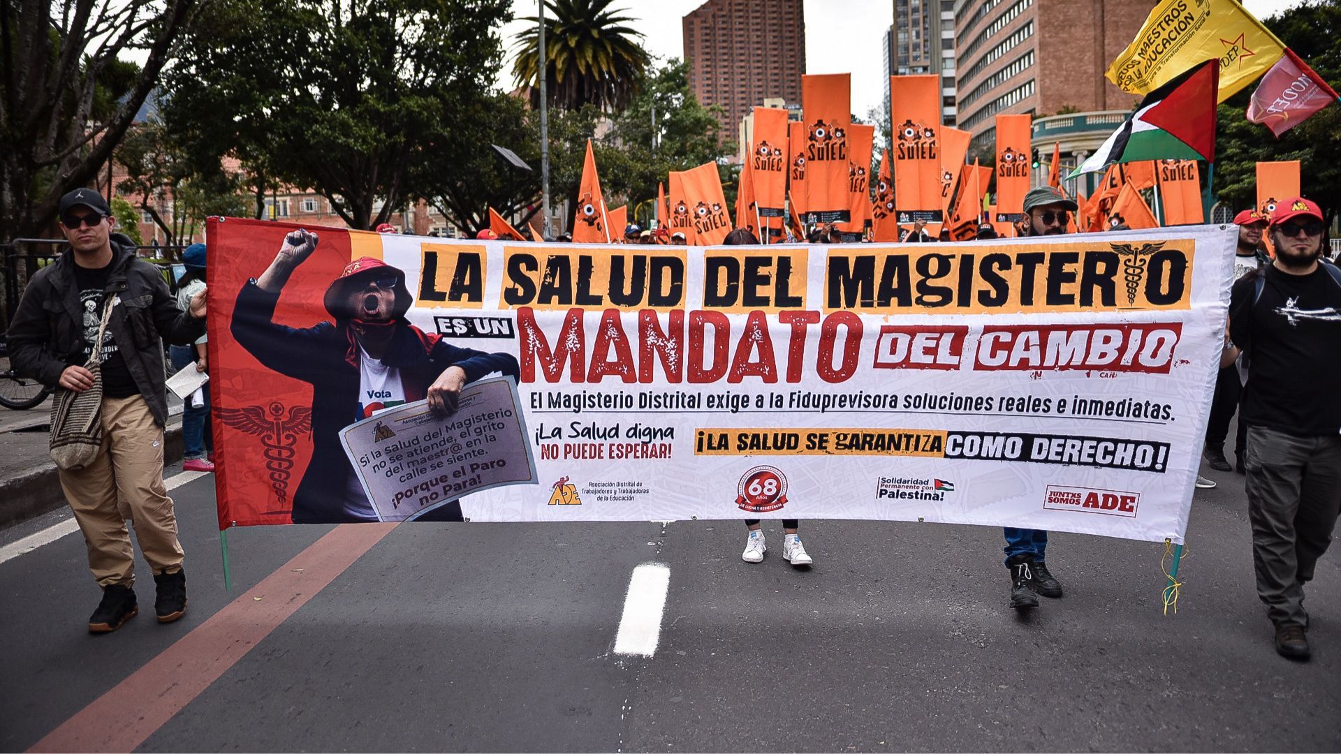 Manifestación convocada por Fecode, que reúne a sindicatos del magisterio y otras asociaciones sindicales, para alzar su voz frente a la crisis que atraviesa el sistema de salud de los docentes.