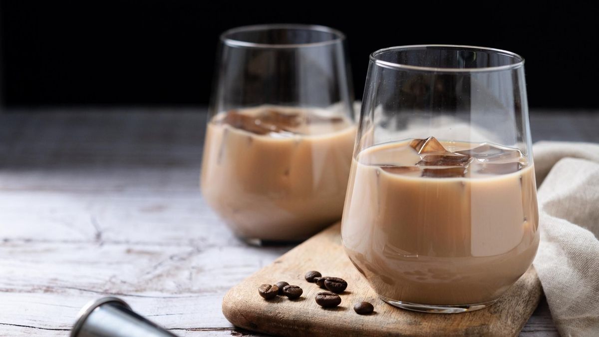 Vaso de crema de whisky casera listo para servirse durante la celebración de Navidad y Año Nuevo.