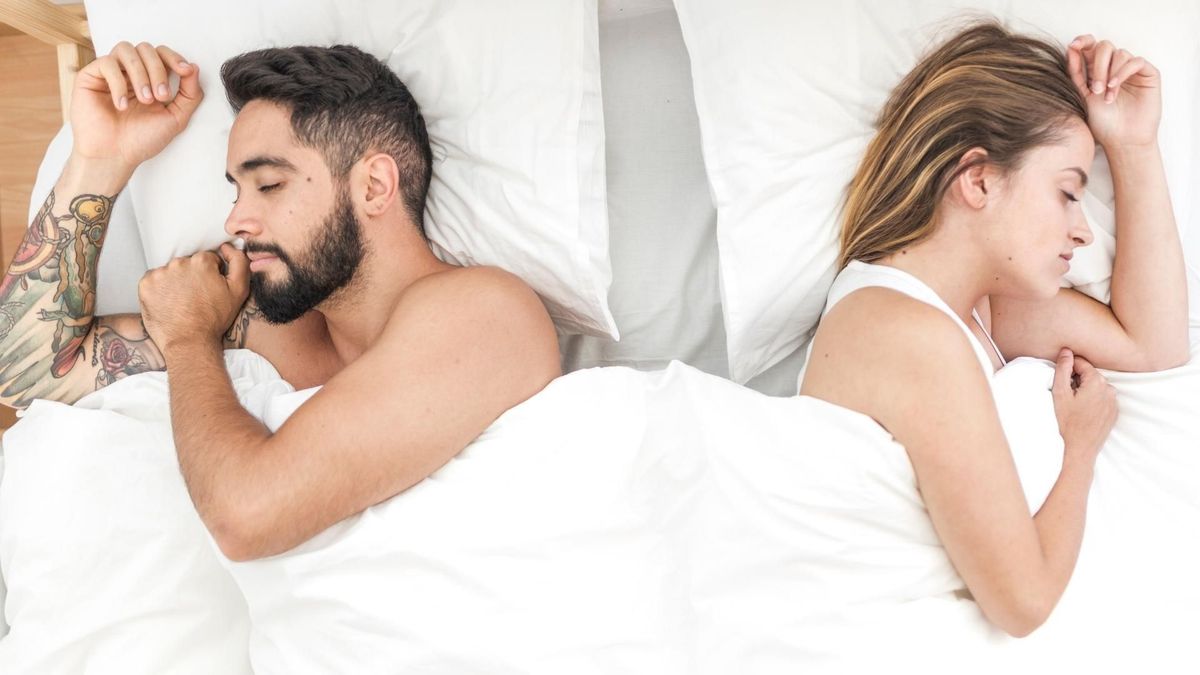 Dormir de espaldas con la pareja es común y no siempre indica distancia emocional, según un estudio científico.