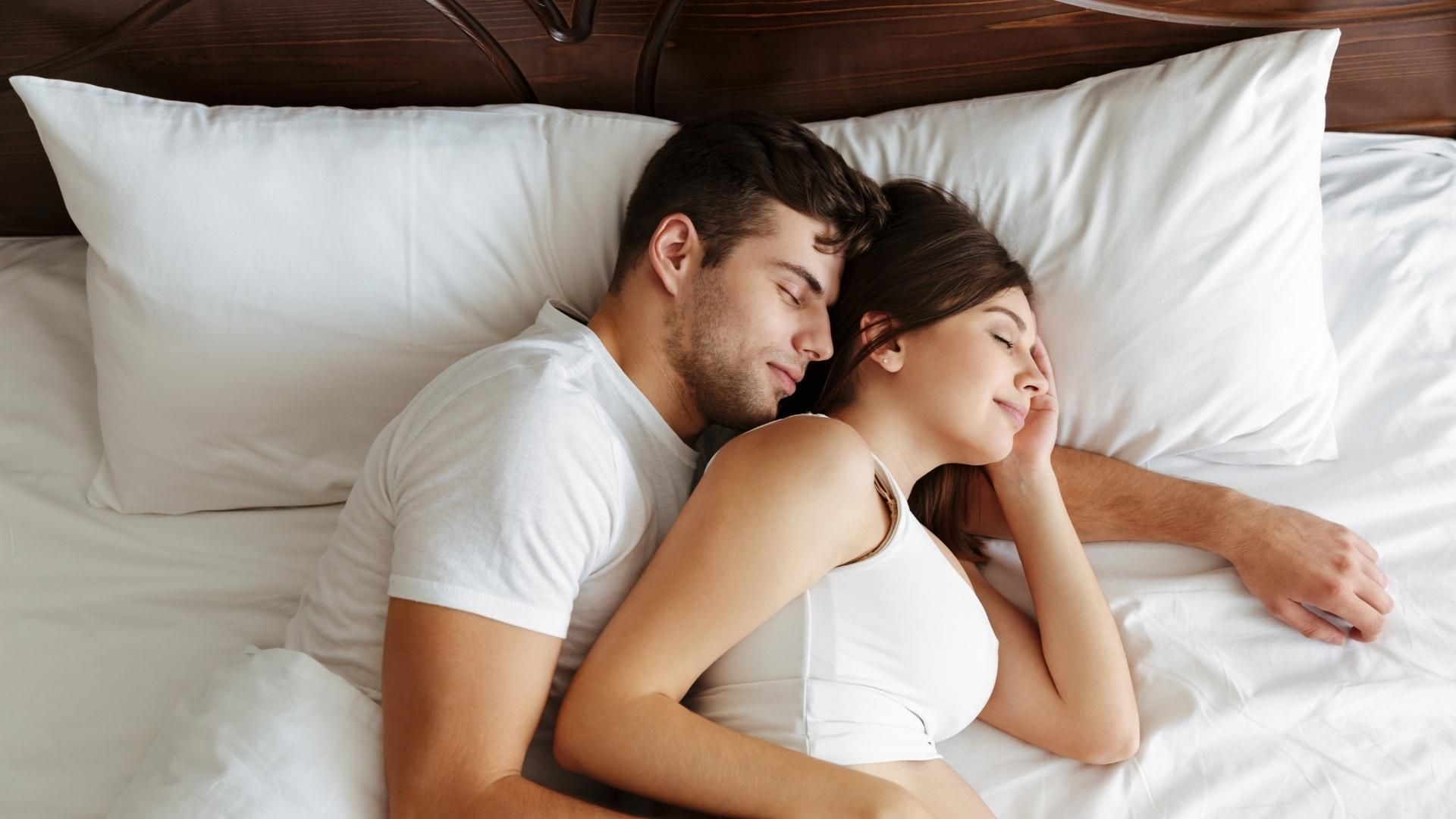 Las posiciones al dormir reflejan hábitos personales y rasgos psicológicos, más que conflictos o distanciamiento emocional.