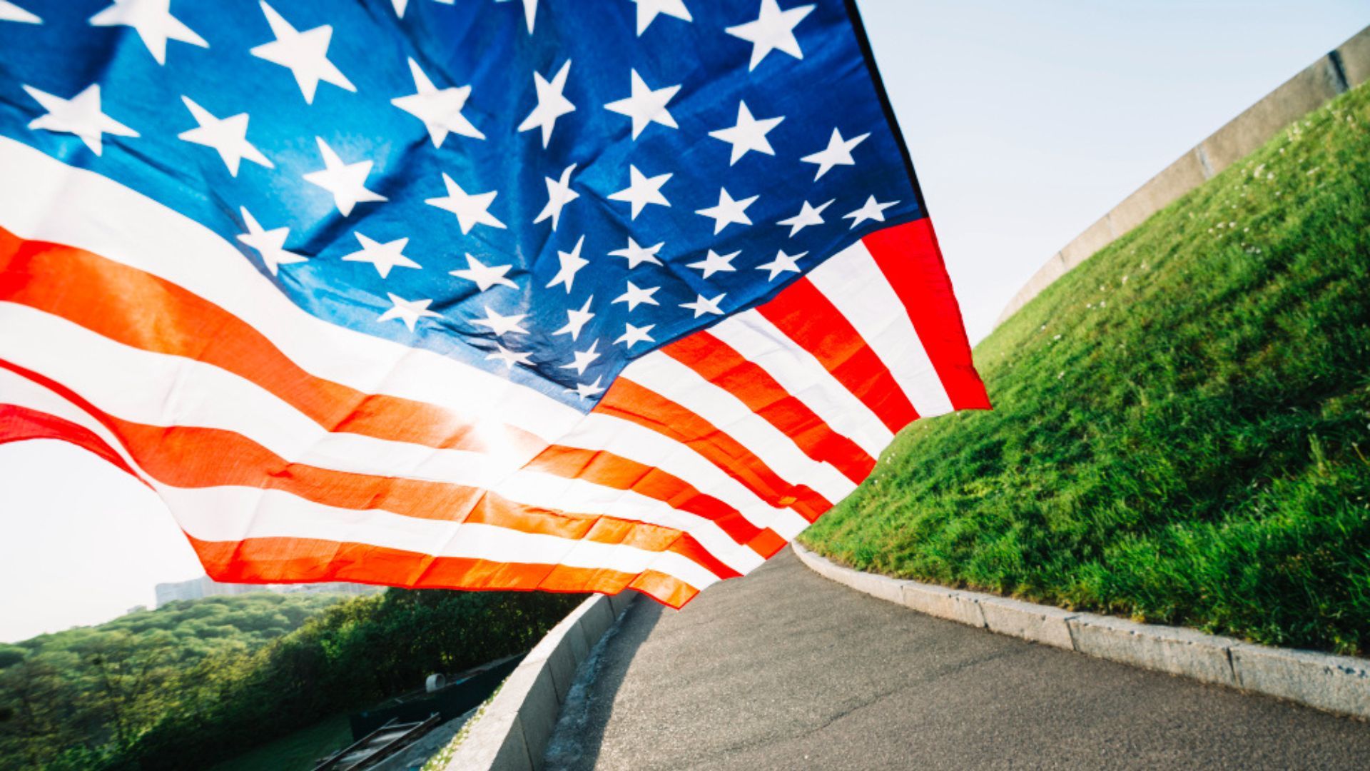 El NWS indicó que estas condiciones hacen que los trayectos sean más complejos y recomendó estar atentos a los reportes oficiales de cada estado antes de salir.