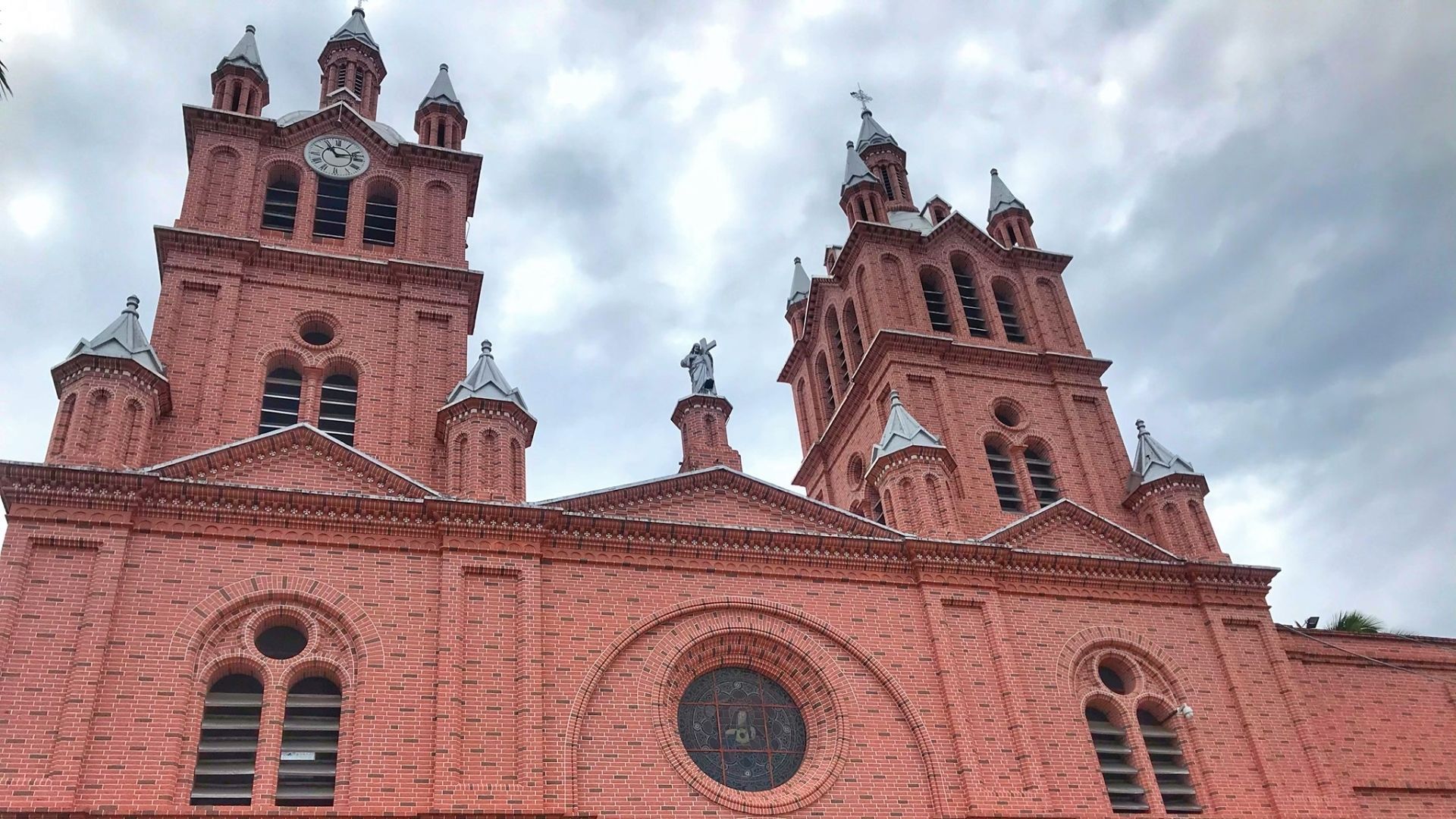 Fachada de la Basílica del Señor de los Milagros de Buga