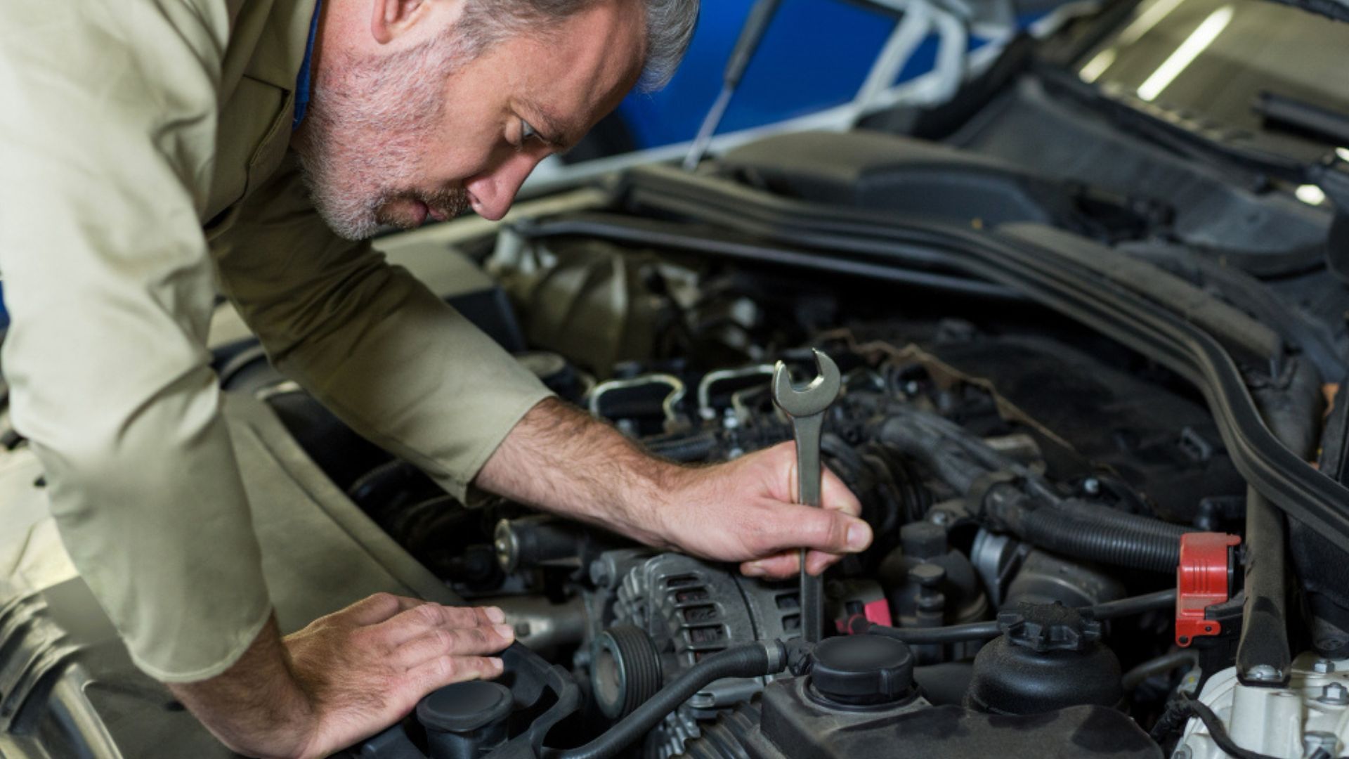 Ruidos extraños y vibraciones excesivas indican que el motor del vehículo necesita revisión especializada.