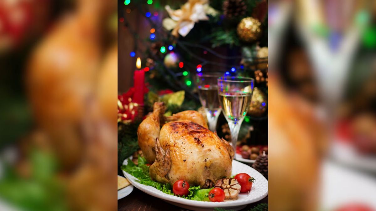 El pavo relleno debe hornearse lentamente para lograr una carne suave y aromática.