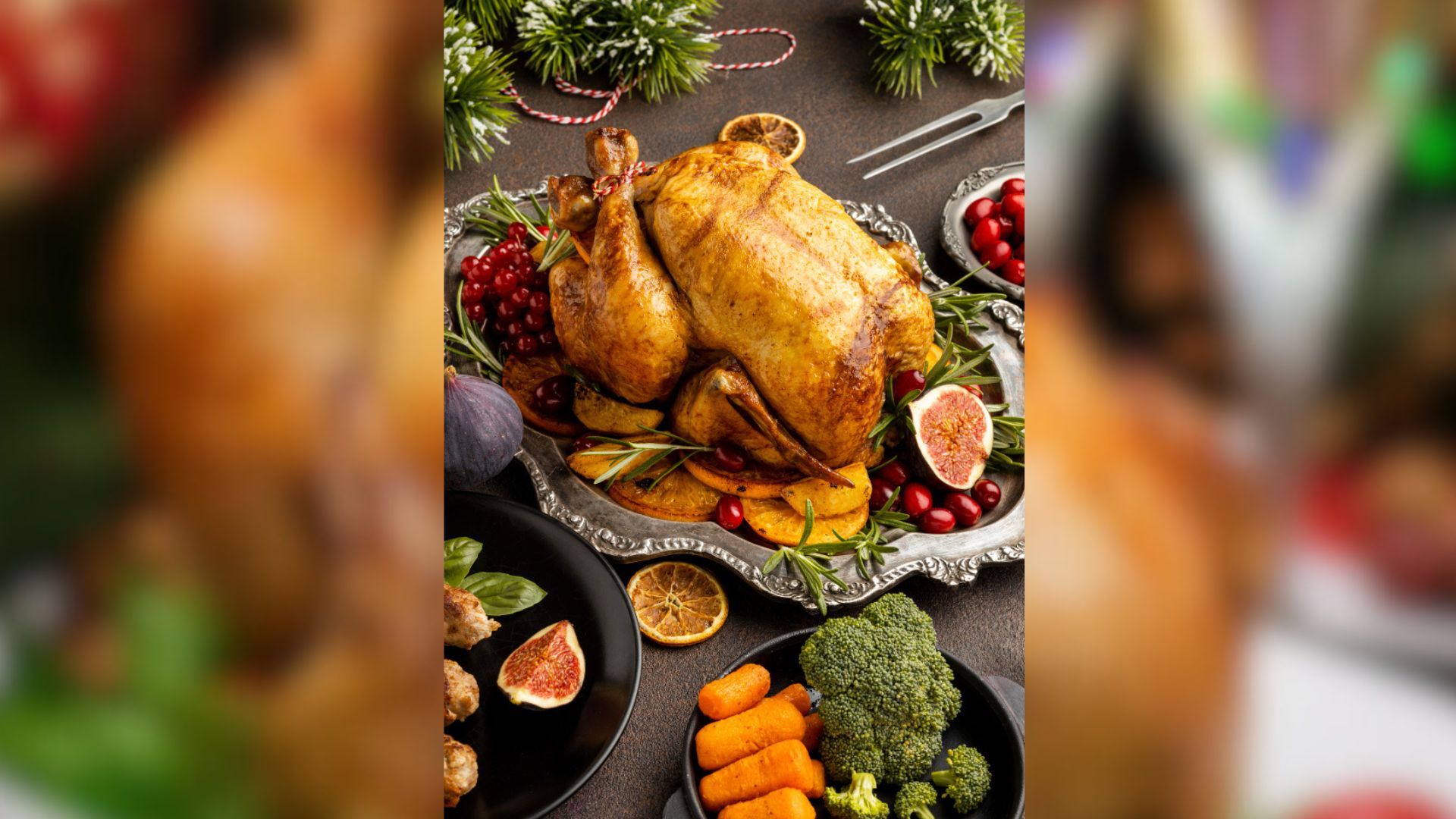 El relleno combina ingredientes dulces y salados que aportan contraste al plato navideño.