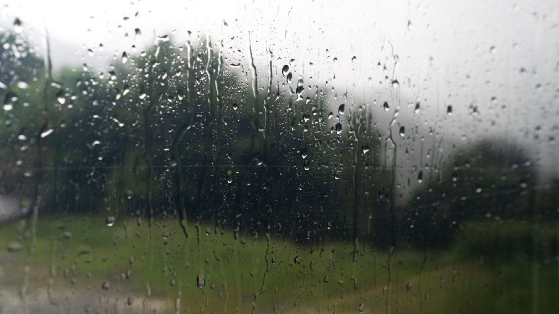 En los barrios donde el agua se acumula, lo ideal es no cruzar calles inundadas. 