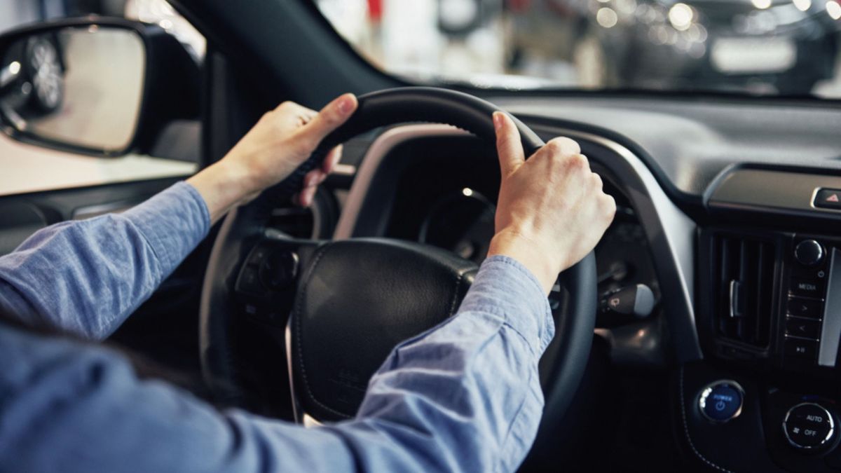 Es mejor bajar un poco la velocidad, estar más pendiente alrededor, usar las direccionales y dejar espacio entre vehículos. Conducir tranquilo, sin afán y sin distracciones.