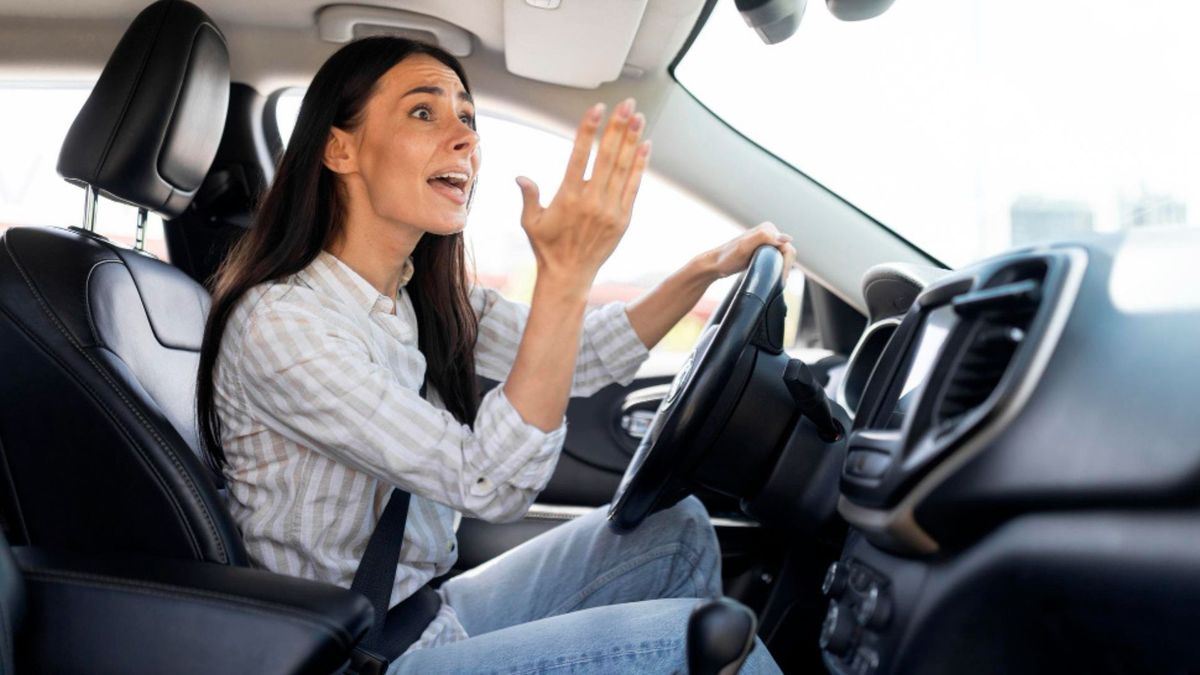 La vibración del carro al acelerar suele sentirse primero en el volante y puede empeorar con la velocidad.
