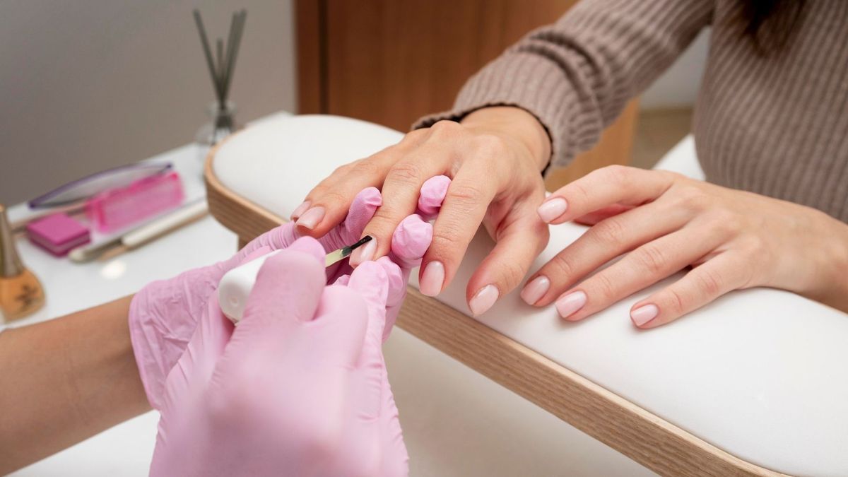 Esmaltes de uñas semipermanentes y otros productos cosméticos deberán salir del mercado por riesgos para la salud.