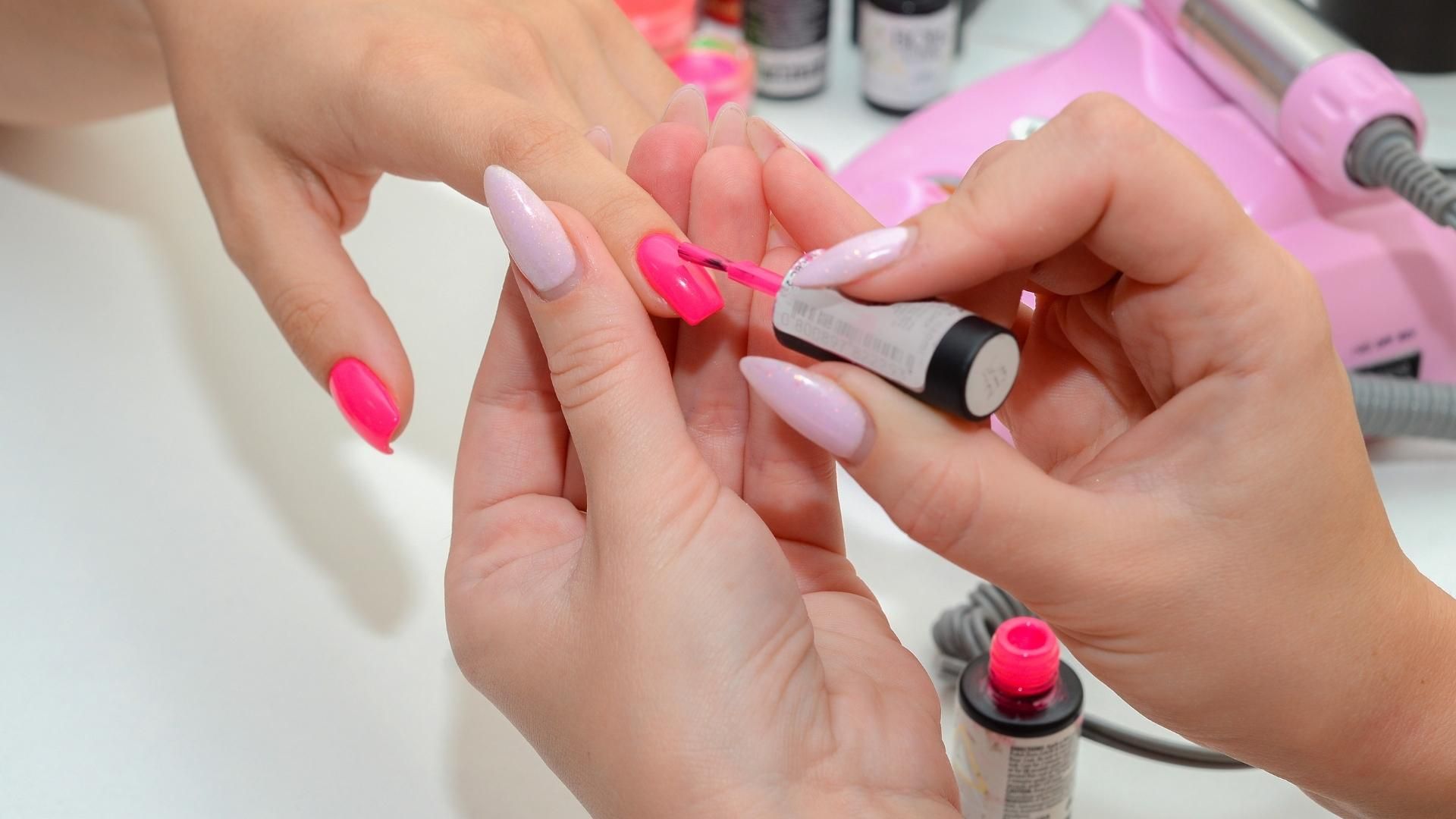 Autoridades ordenan retirar del mercado algunos esmaltes de uñas por posibles riesgos para la salud.