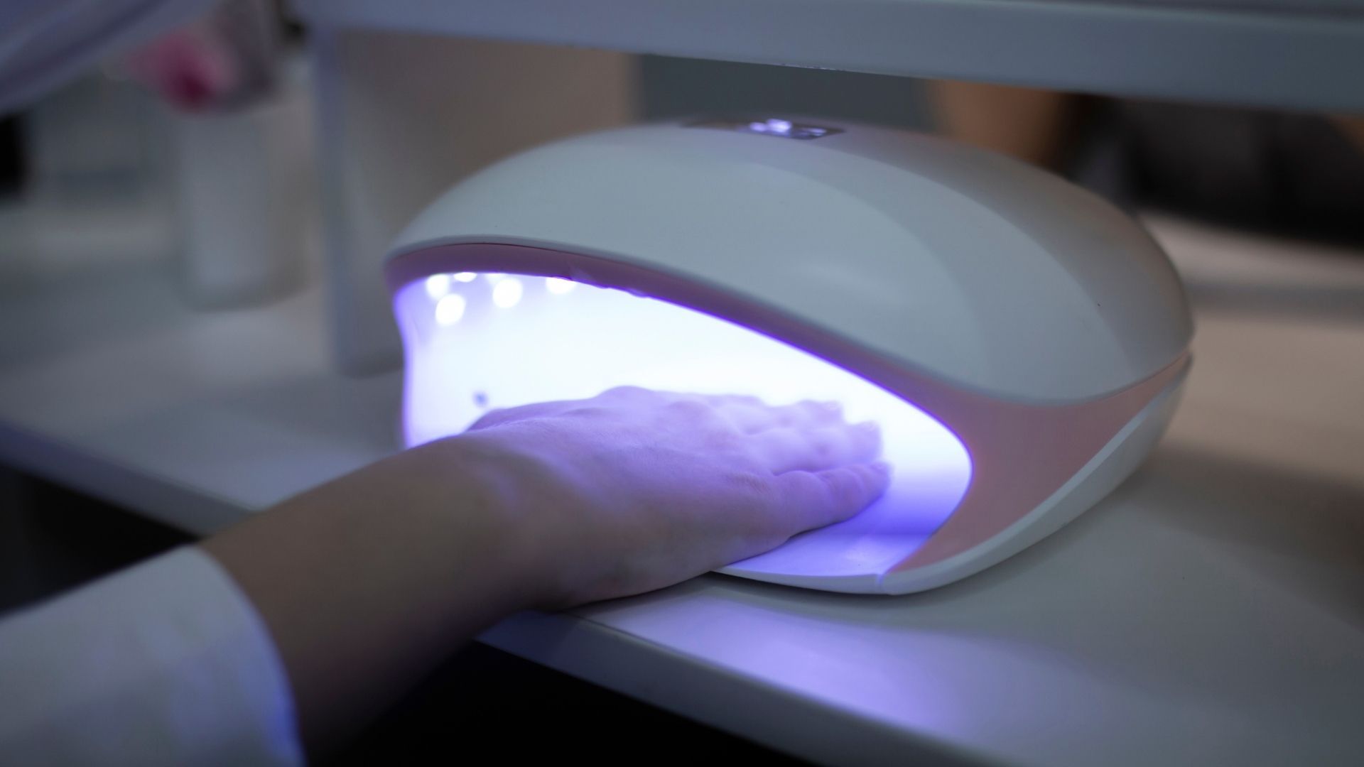 Algunos esmaltes de uñas no podrán seguir en venta tras evaluación de sus ingredientes.