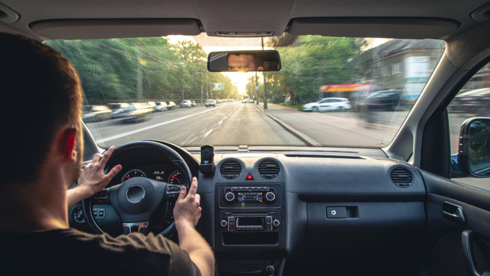 Revisar llantas, suspensión y frenos ayuda a prevenir movimientos irregulares durante la conducción.