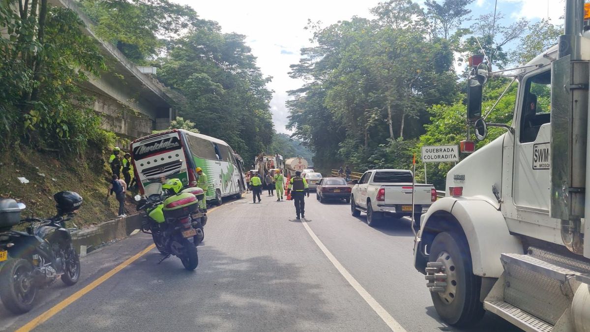 El bus de servicio público cubría la ruta Bogotá – Villavicencio cuando, en el kilómetro 76+540 metros, al parecer se estalló la llanta delantera izquierda.