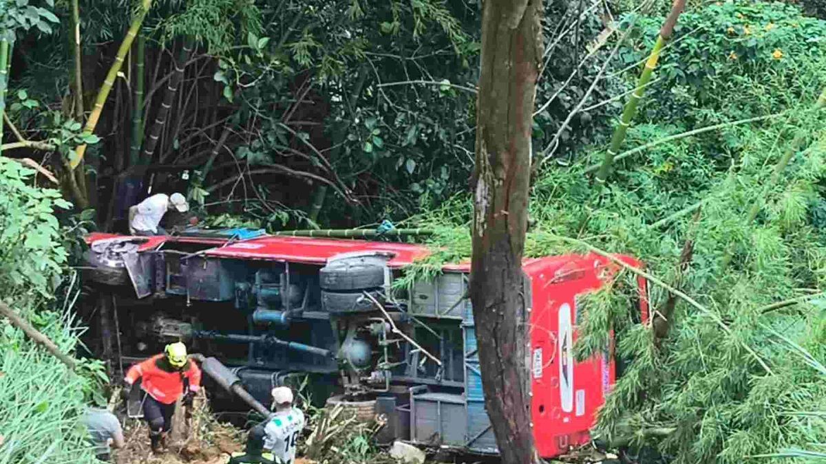 Bus con 25 pasajeros cayó a un abismo en Santa Elena tras chocar con un furgón.