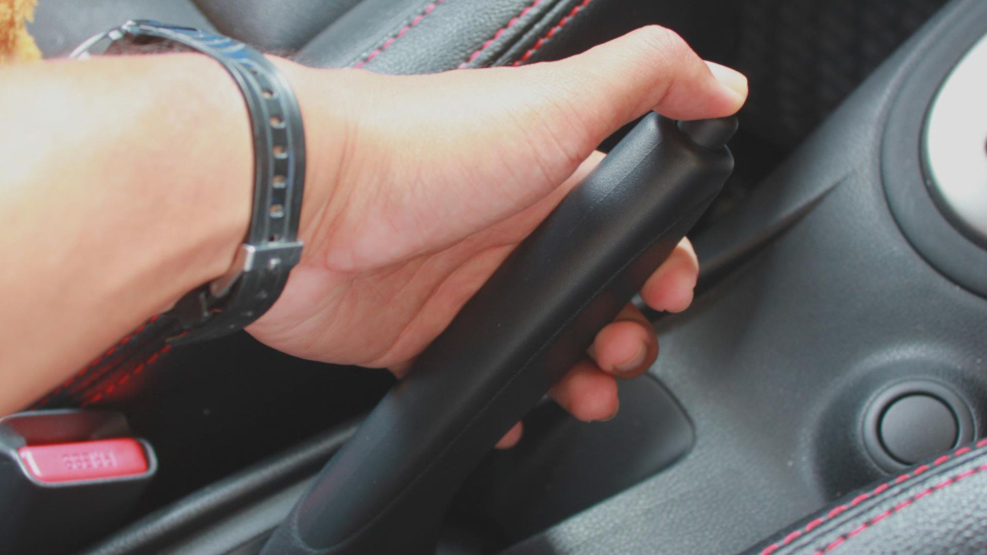 Revisión visual y auditiva de los frenos del carro puede revelar ruidos y señales de desgaste antes de una falla mayor.