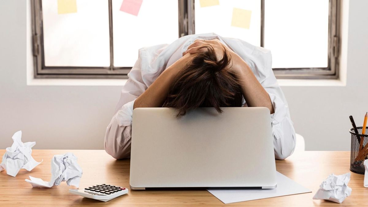 El agotamiento laboral puede generar insomnio, fatiga y afectar relaciones en el trabajo.
