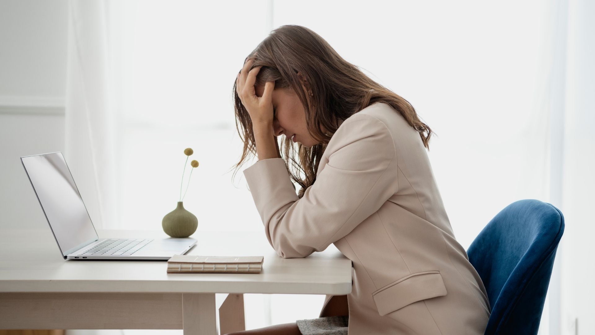 Señales como irritabilidad, fatiga y cambios en el sueño alertan sobre estrés crónico.