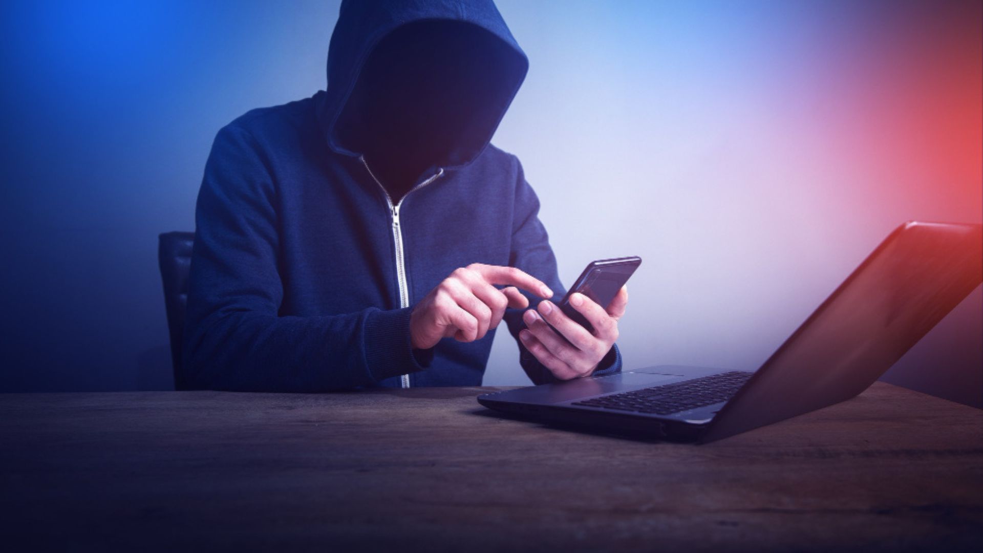 Las llamadas inesperadas y los mensajes urgentes son una de las principales señales de alerta en estafas.