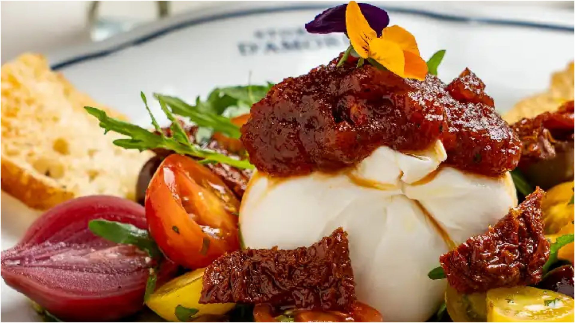 Para Navidad y Año Nuevo, Storia D'Amore ofrecerá burrata fresca y postres de inspiración casera, entre otros.