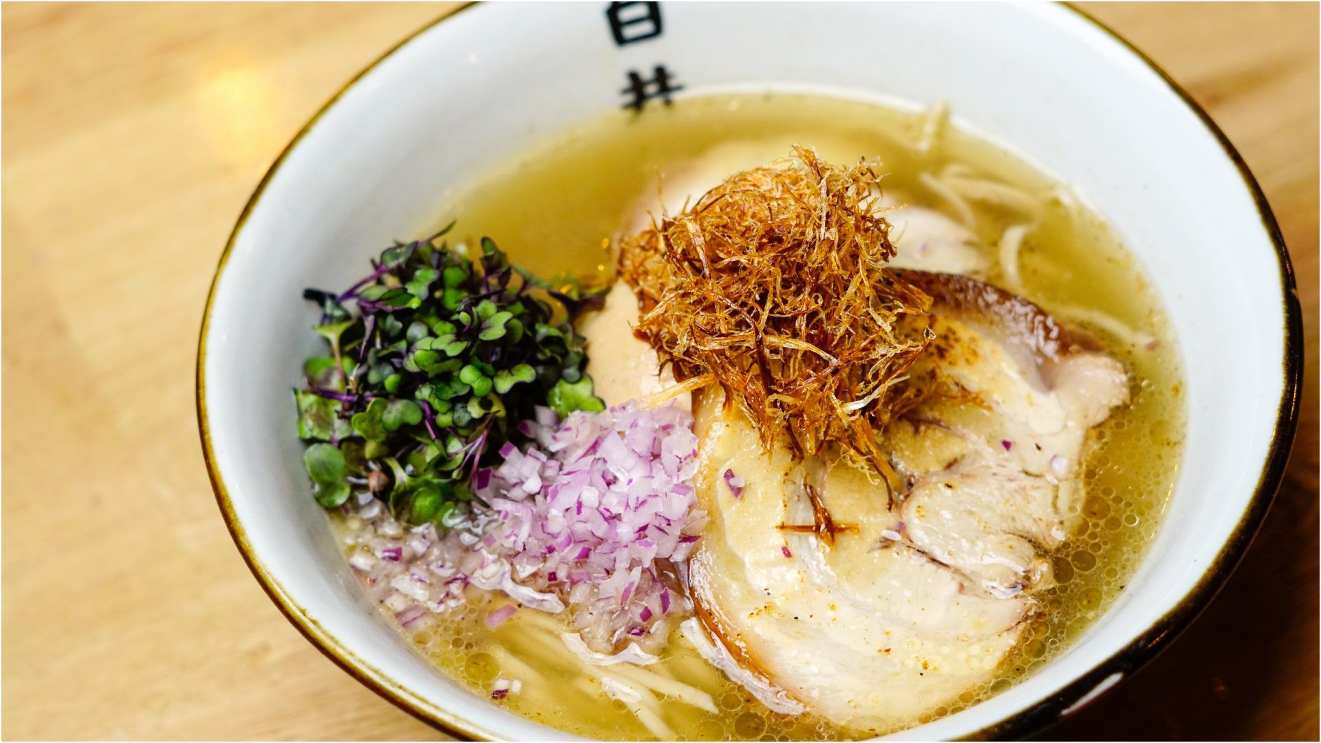 La carta del restaurante es corta y precisa, centrada en ramen tradicional japonés. 