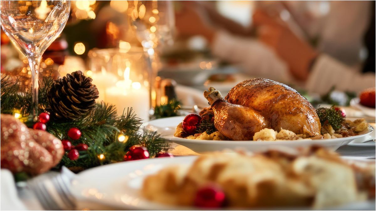 La experiencia en algunos incluso va más allá del plato. Rooftops con vistas privilegiadas, fiestas temáticas y mesas de postres.