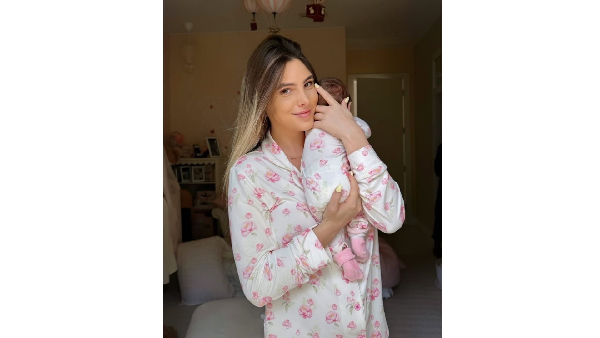 Lele Pons y Guaynaa presentaron a Eloísa con fotos de sus manos y pies, protegiendo la privacidad de su hija.