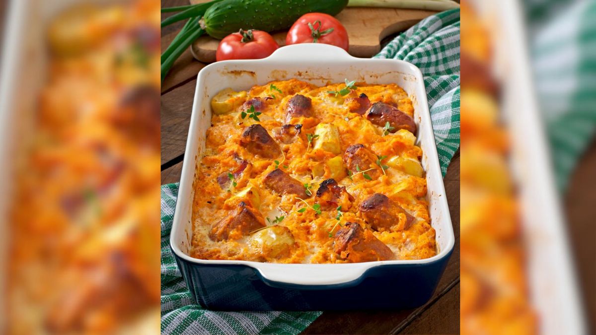 Una bandeja de papas gratinadas alcanza para compartir en reuniones familiares.