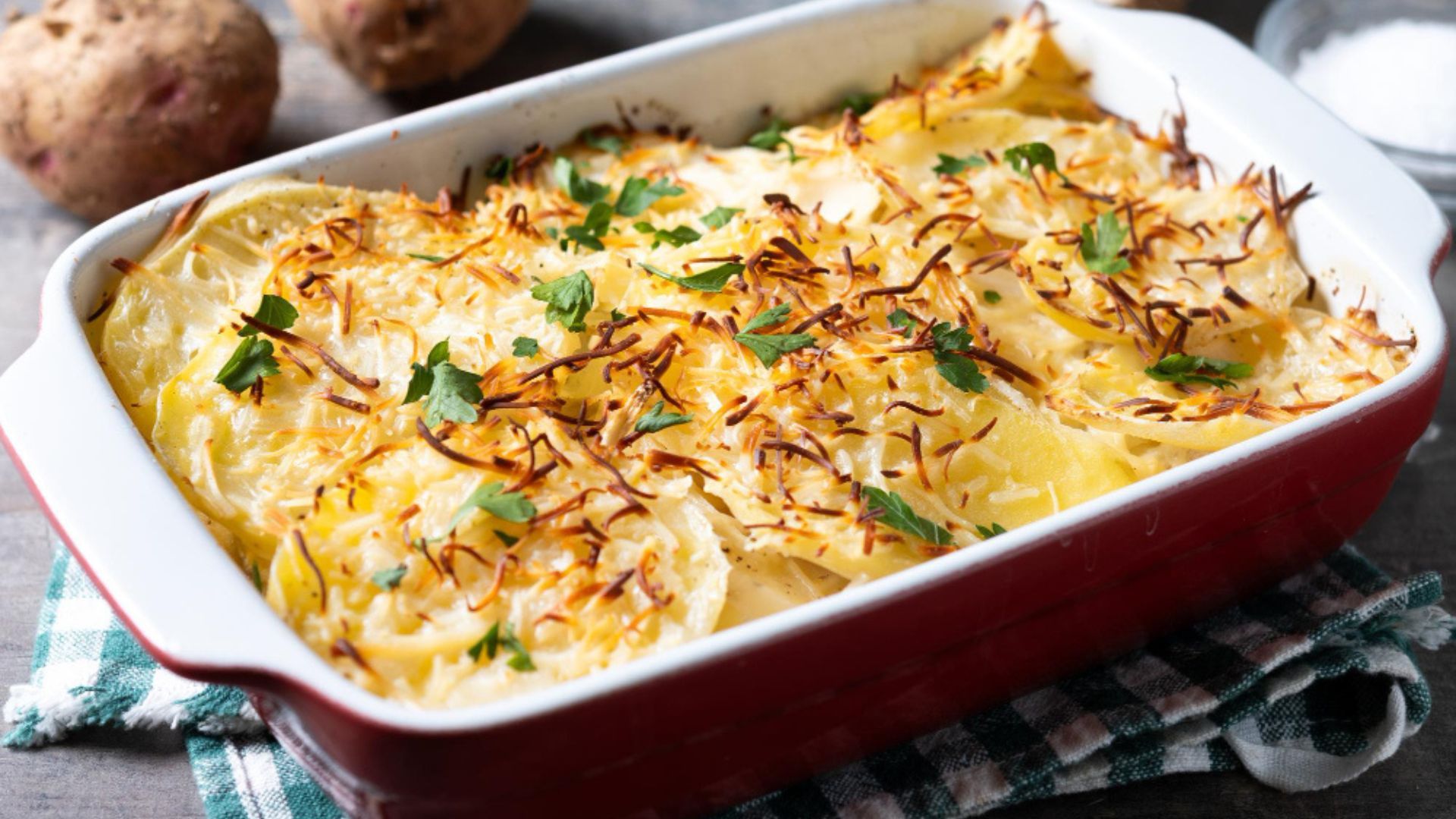 El gratinado final aporta textura y aroma a las papas recién salidas del horno.