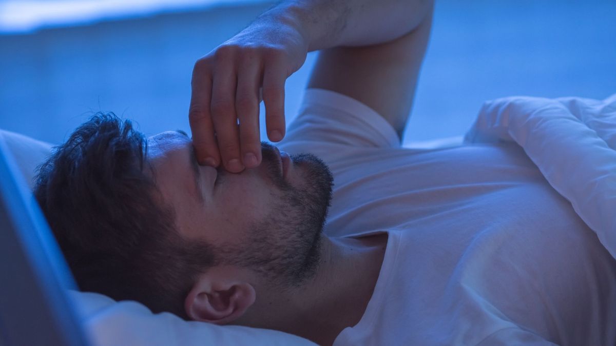 El parpadeo es un reflejo natural relacionado con la visión y la actividad cerebral, no un método comprobado para dormir.