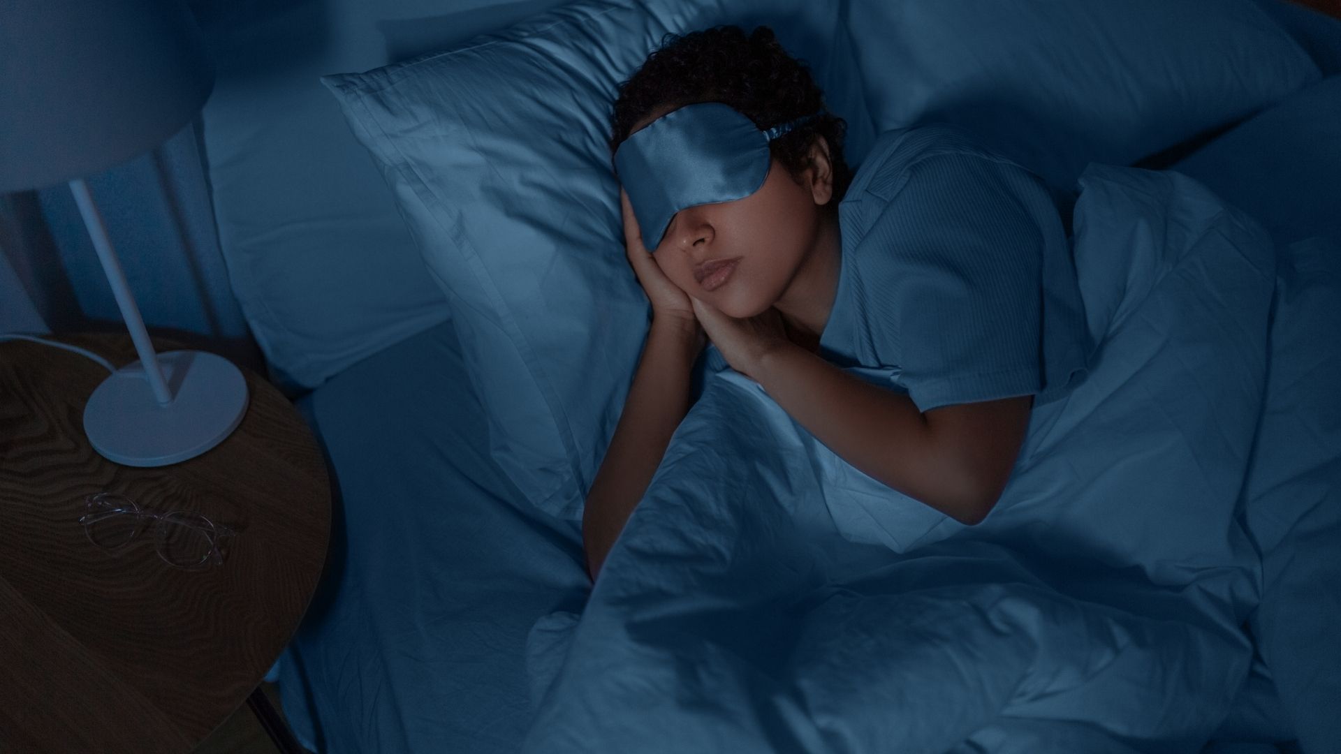 Parpadear ayuda a mantener la superficie ocular hidratada y protegida.