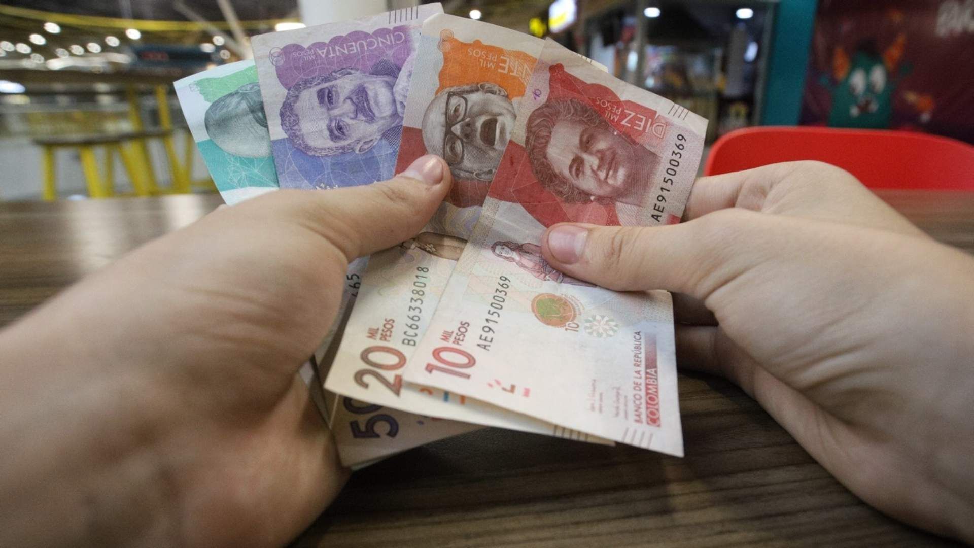 Trabajar en Navidad activa el recargo por día festivo, calculado sobre el salario base.