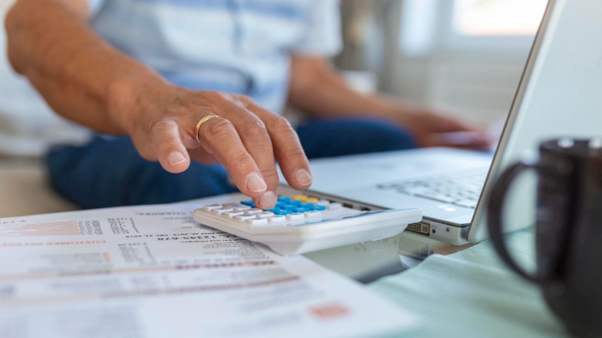 El ajuste del salario mínimo también modifica los valores descontados por aportes legales.