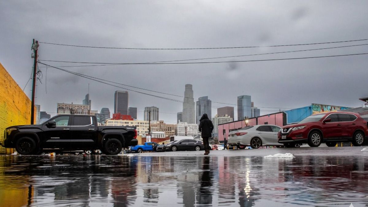 Las lluvias asociadas al “Expreso Piña” mantienen bajo alerta a varias zonas de Los Ángeles y el sur de California.