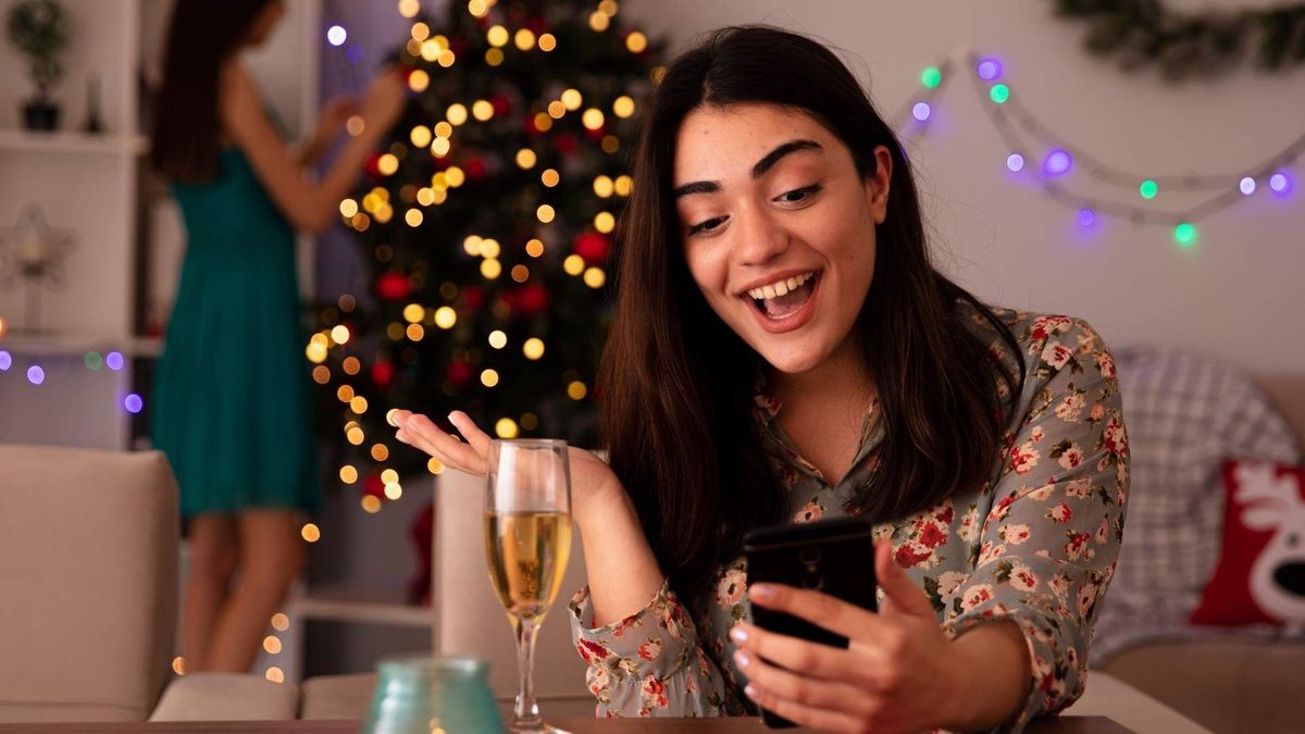 Postales navideñas digitales listas para enviar por WhatsApp a distintos miembros de la familia.