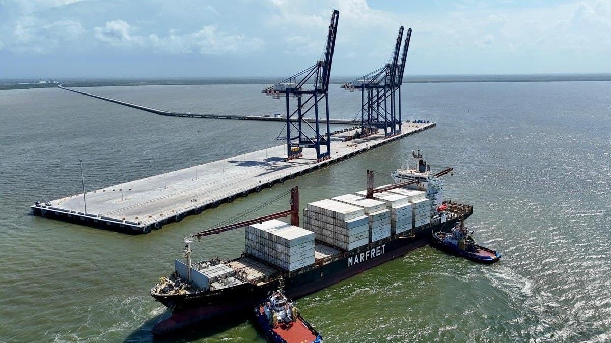 Buque en el proyecto Puerto Antioquia.