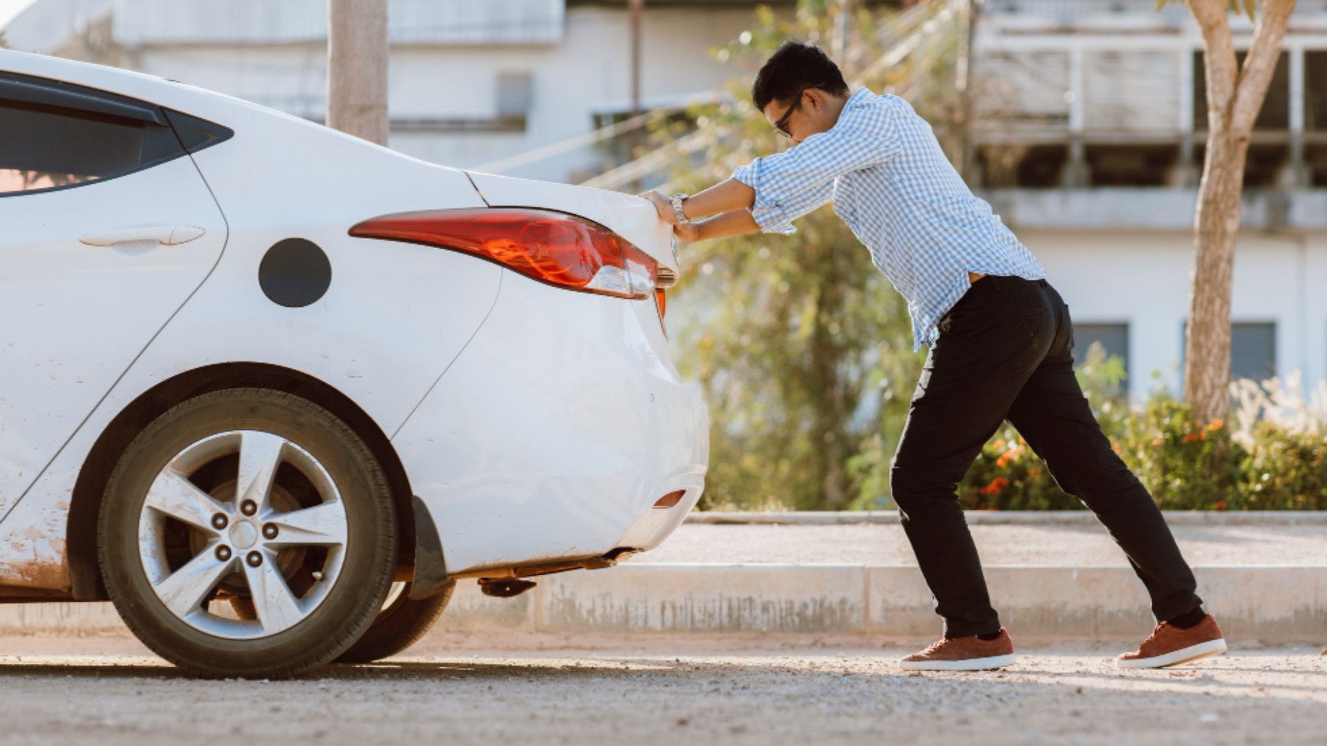 El alternador suele avisar de su desgaste mediante ruidos extraños o luces tenues en el tablero antes de provocar un apagado total del vehículo.