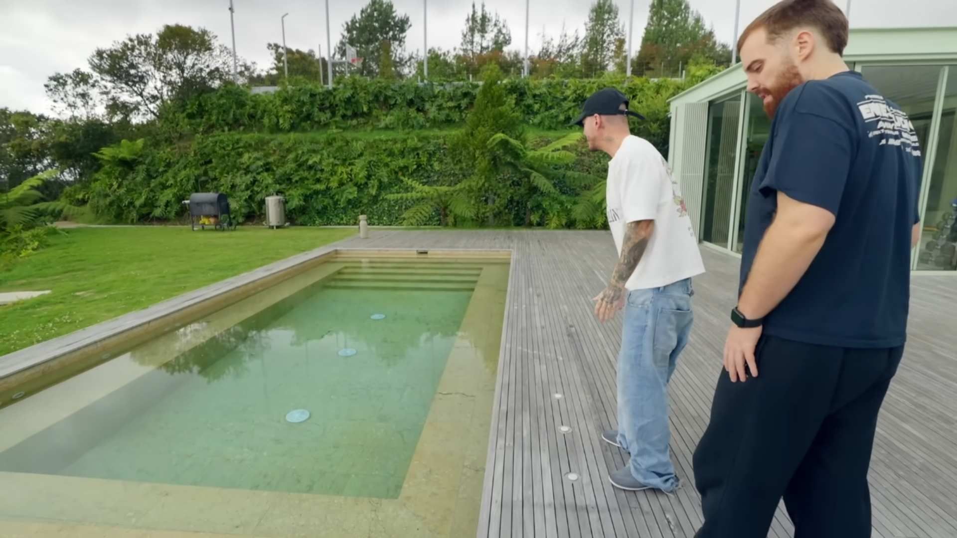 Ibai Llanos y J Balvin durante el recorrido por la casa del cantante en una zona montañosa de Medellín.