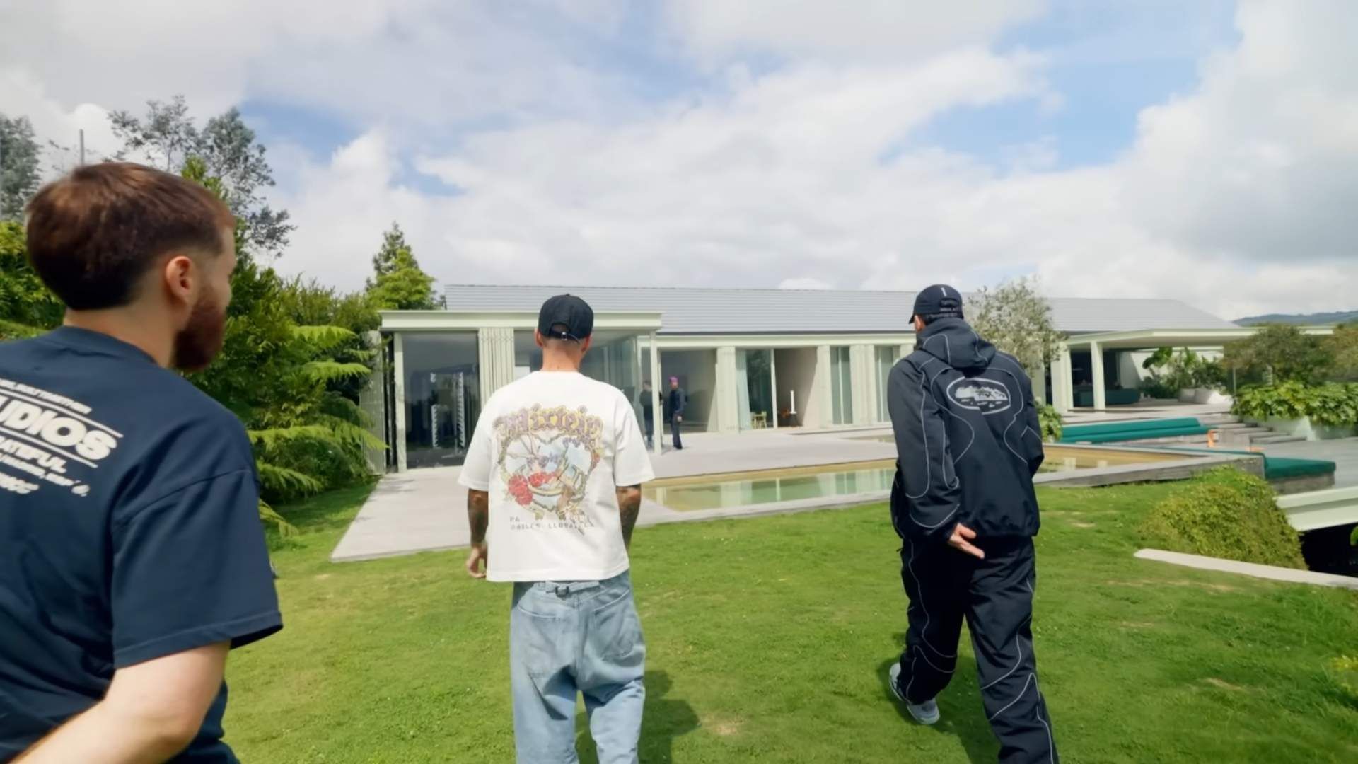 Ibai Llanos y J Balvin durante el recorrido por la casa del cantante en una zona montañosa de Medellín.