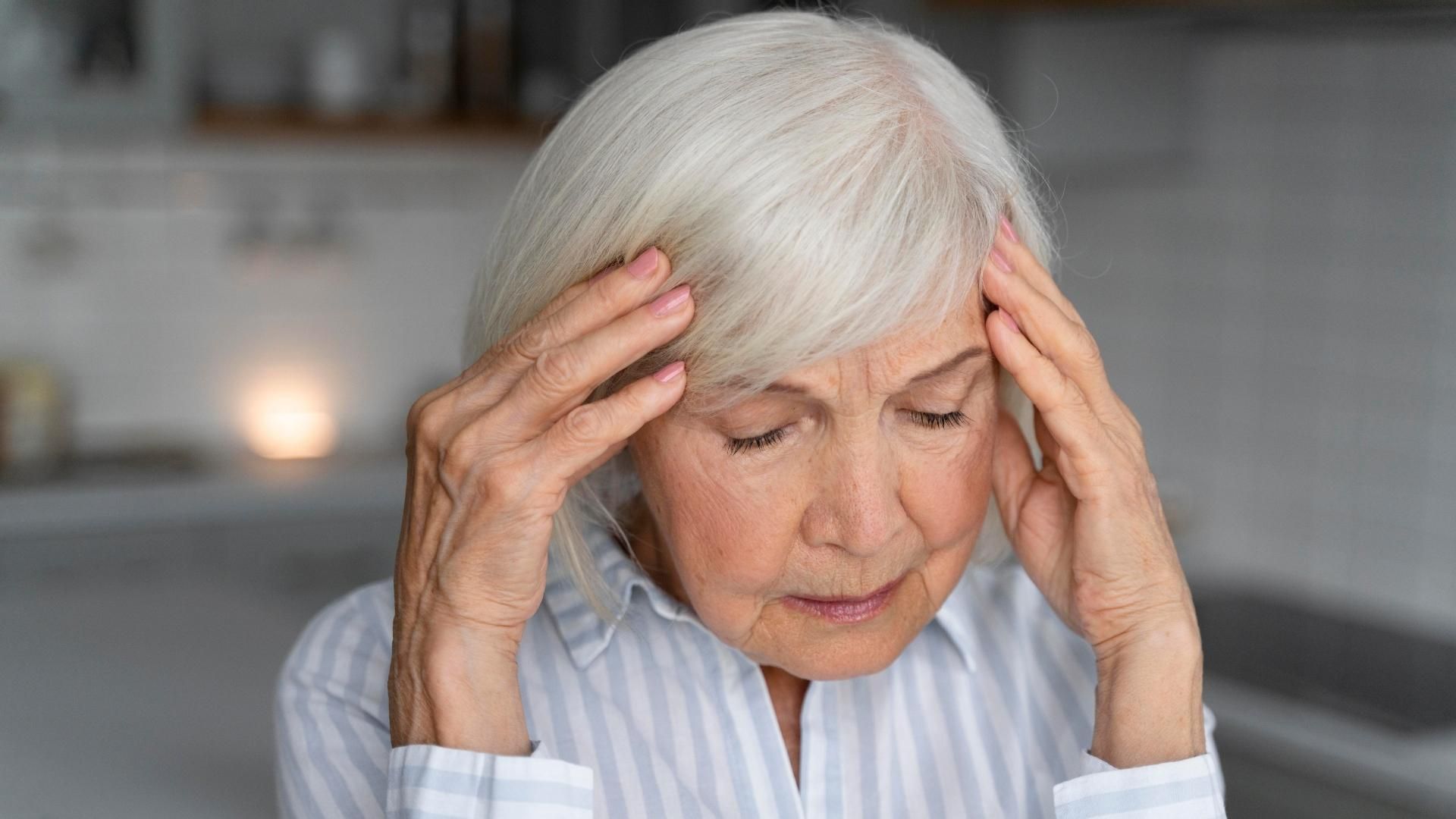 Vivir solo y no contar con ahorros se incluyó como factor de análisis.